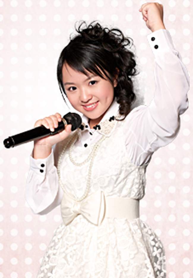 Maya Sakura là nữ ca sỹ sinh năm 1998, được biết như một ngôi sao nổi tiếng từ thuở nhỏ.