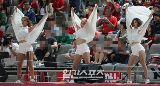 Nữ hoạt náo viên khiến cầu thủ Hàn sung sức hơn cả uống nhân sâm - 4