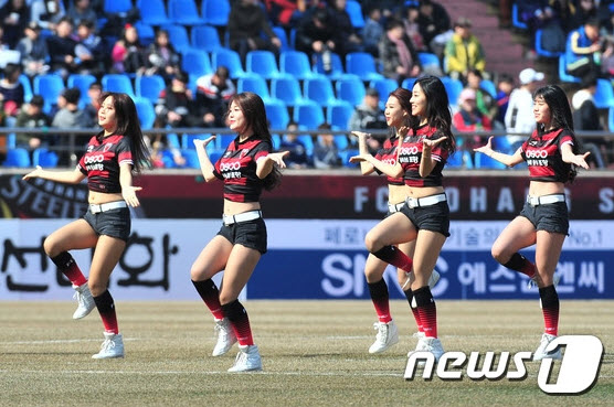 Nữ hoạt náo viên khiến cầu thủ Hàn sung sức hơn cả uống nhân sâm - 6