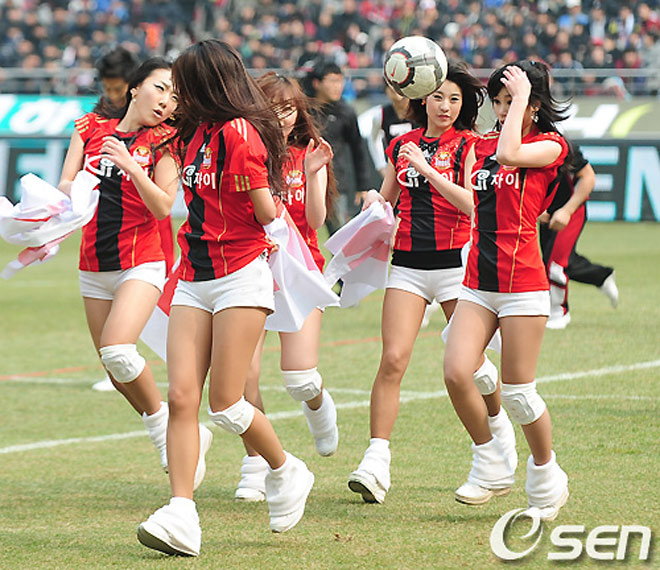 Nữ hoạt náo viên khiến cầu thủ Hàn sung sức hơn cả uống nhân sâm - 8