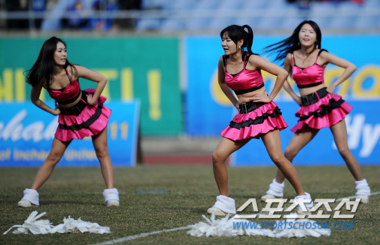 Nữ hoạt náo viên khiến cầu thủ Hàn sung sức hơn cả uống nhân sâm - 2