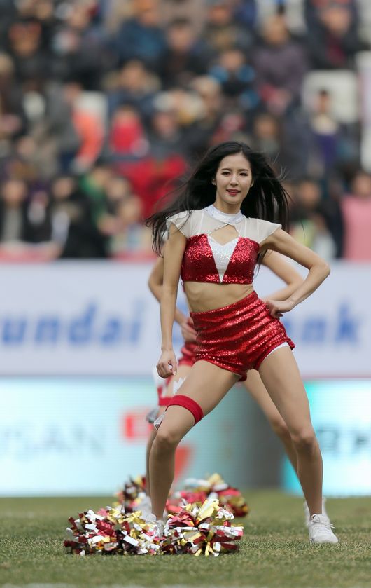 Nữ hoạt náo viên khiến cầu thủ Hàn sung sức hơn cả uống nhân sâm - 9