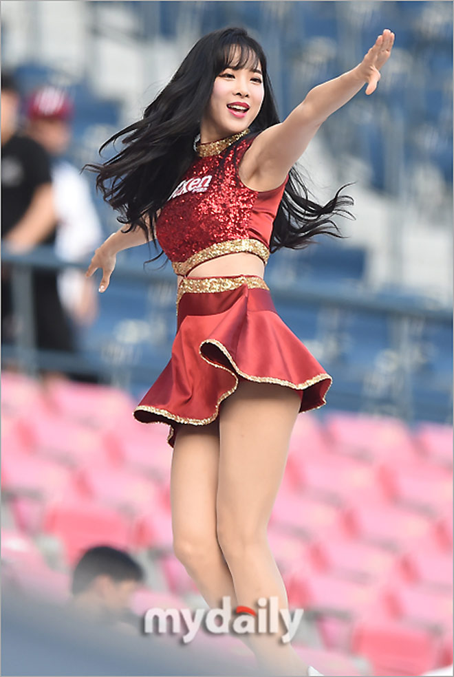 Nữ hoạt náo viên khiến cầu thủ Hàn sung sức hơn cả uống nhân sâm - 6