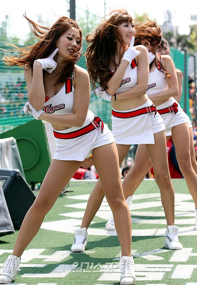 Nữ hoạt náo viên khiến cầu thủ Hàn sung sức hơn cả uống nhân sâm - 5