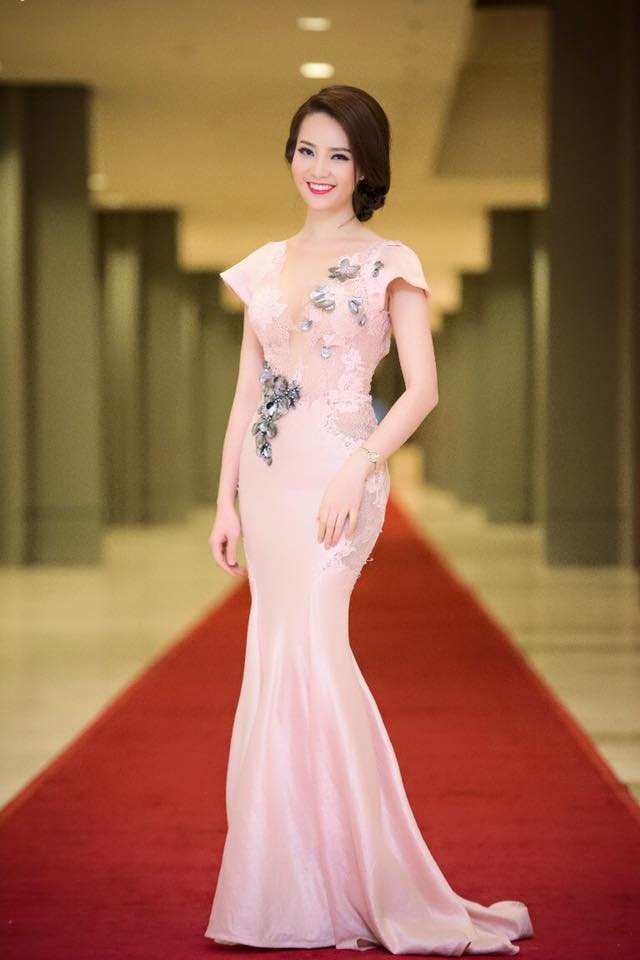 Nữ MC gắn bó 11 năm với VTV gợi cảm bội phần khi không lên sóng - 9