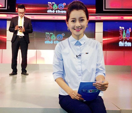 Nữ MC gắn bó 11 năm với VTV gợi cảm bội phần khi không lên sóng - 13