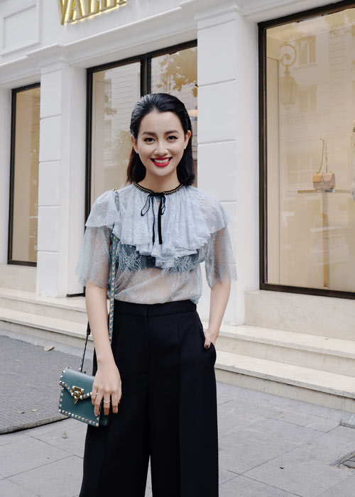 Nữ MC gắn bó 11 năm với VTV gợi cảm bội phần khi không lên sóng - 1