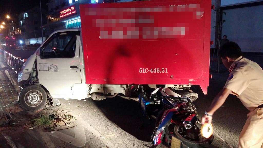 Ô tô “đại náo” trên phố Sài Gòn, đôi nam nữ “bay” từ đường lên vỉa hè - 1