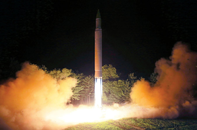 Tên lửa &#34;phủ cả nước Mỹ&#34; của Triều Tiên mạnh chưa từng có - 1