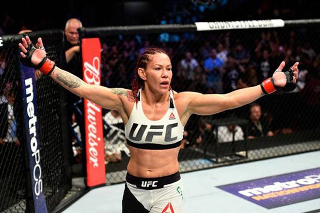 UFC: “Nữ thần hủy diệt” lên gối như giã gạo, giành ngai vàng - 1