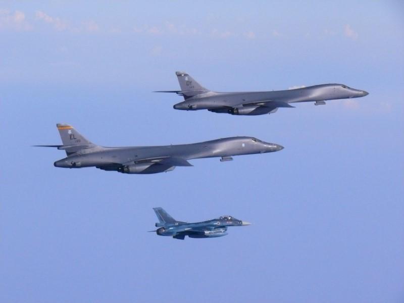 Máy bay ném bom Mỹ thị uy sức mạnh trên bán đảo Triều Tiên - 1