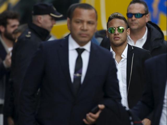 Bố con Neymar 1 tuần kiếm 1600 tỉ ở PSG, Barca chơi trò “2 mặt”