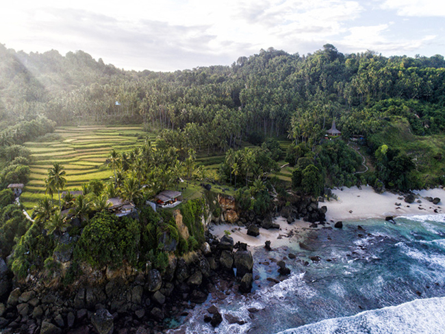1. Nihi Sumba, Indonesia: Chỉ cách hòn đảo ngọc Bali chừng 1 giờ bay, khu nghỉ mát Nihi Sumba thu hút du khách bởi những ngôi biệt thự có thiết kế một mặt hướng biển, còn mặt kia thì quay về phía núi. Khung cảnh hoang sơ là yếu tố quan trọng tạo sức hút cho khu nghỉ dưỡng này.

