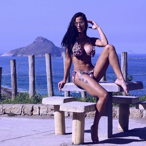 &#34;Fan bóng đá sexy nhất Brazil&#34; vẫn nhiệt tình... cởi - 13