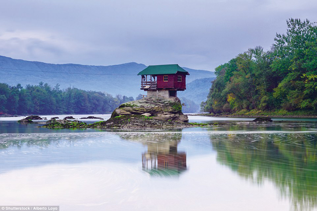 Ngôi nhà trên sông Drina, Bajina Basta, Bosnia & Herzegovina: Nếu bạn muốn chiêm ngưỡng khung cảnh sông nước hoàn toàn không bị làm phiền, thì đây là địa điểm lý tưởng dành cho bạn, một ngôi nhà nhỏ ẩn mình nơi hòn đảo đá trên con sông Drina xinh đẹp thanh bình.