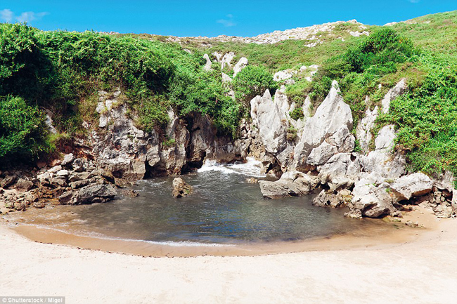 Bãi biển giữa cánh đồng, gần Llanes, Tây Ban Nha: Playa de Gulpiyuri có một bãi biển cát trắng trải dài 50 mét, nhưng lại nằm giữa một đồng cỏ ngút tầm mắt, cách bãi biển gần nhất tới 100m. Đường hầm bên dưới những tảng đá đã đưa nước từ biển Cantabrian vào vịnh nhỏ này, tạo nên một bãi biển mini xinh đẹp.