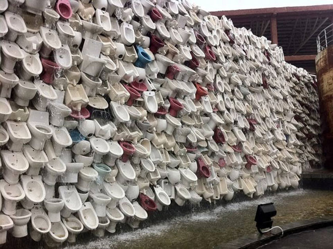 Đài phun nước Nhà vệ sinh, Phật Sơn, Trung Quốc: Đài phun nước đặc biệt này được nghệ sĩ Shu Yong chế tác ròng rã trong hai tháng, với hơn 10.000 bồn cầu và bồn rửa mặt.