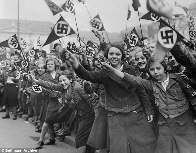 Hitler dùng đội quân nữ 10-18 tuổi, đẩy ra trận bắn người - 1