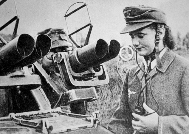 Hitler dùng đội quân nữ 10-18 tuổi, đẩy ra trận bắn người - 4