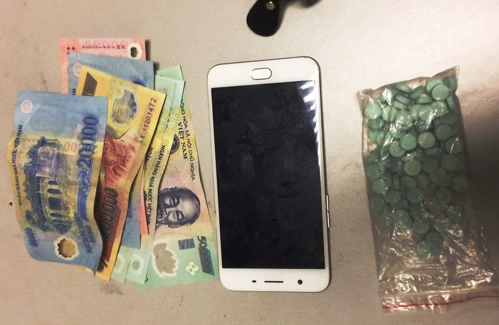 Kiều nữ giấu hàng cấm vào vùng nhạy cảm - 2