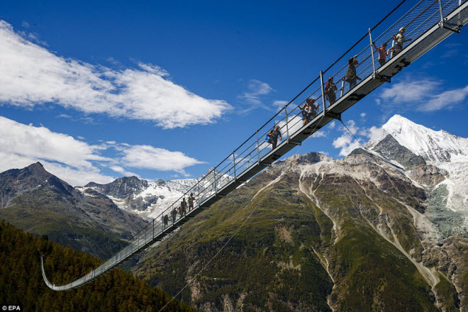 Cầu treo đi bộ dài nhất thế giới mở của đón du khách - 1