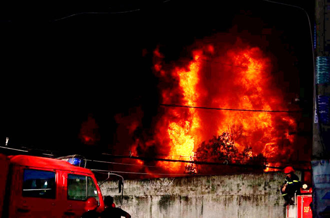 Hiện trường vụ cháy kinh hoàng ở SG, lửa đỏ rực bao trùm khu dân cư - 1