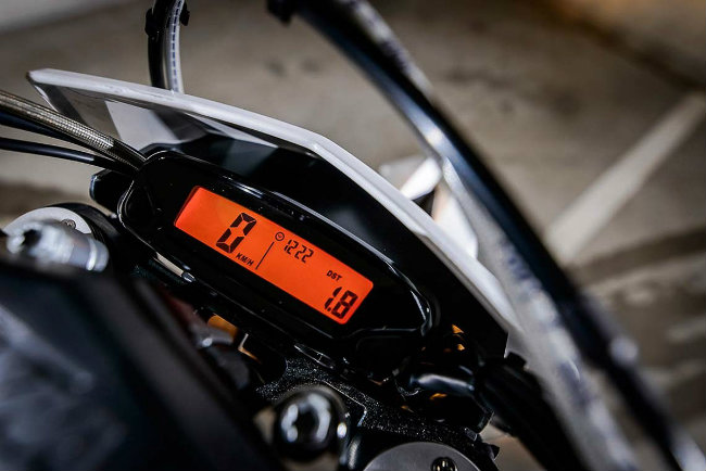 Ảnh cụm đồng hồ xe. Theo Tom Etherington, Phó chủ tịch phụ trách bán hàng KTM của Bắc Mỹ cho biết, KTM đã tạo ra chương trình thí điểm này để hiểu hơn về mức độ quan tâm của khách hàng với các mô tô điện, nhằm hỗ trợ cho việc tung ra loạt sản phẩm xe điện trong tương lai những năm tới.