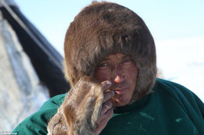 Cuộc sống của bộ lạc chuyên ăn thịt sống ở Siberia - 8
