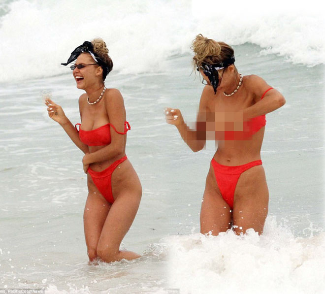 Sao dở khóc dở cười vì sự cố bikini khi nô đùa sóng biển - 1