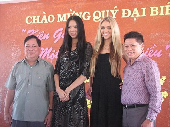 Hoa hậu Thế giới 2007 từng được biết đến với quan hệ thân thiết với tỷ phú Hoàng Kiều của Việt Nam.