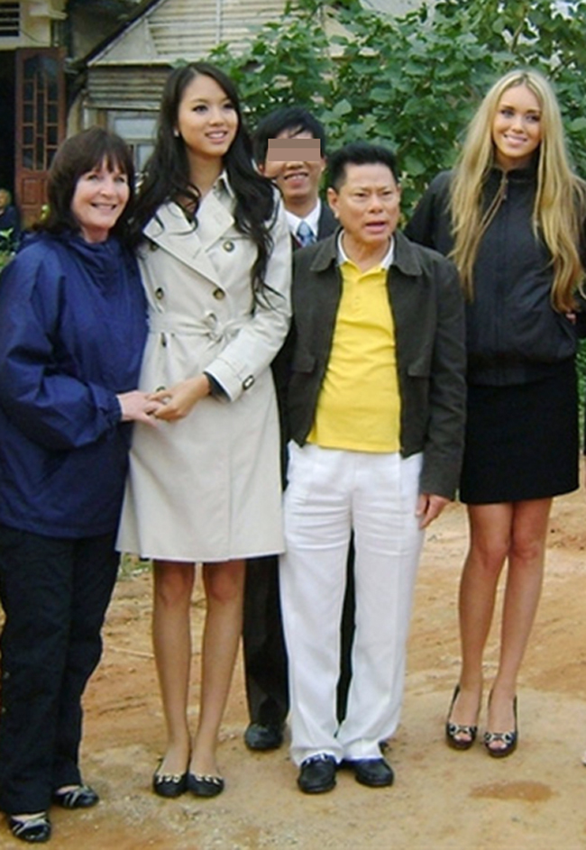 Trương Tử Lâm được biết đến là  Hoa hậu Thế giới duy nhất trong lịch sử có đóng góp to lớn cho Tổ chức Hoa hậu Thế giới với số tiền quyên góp kỉ lục là 30 triệu USD. Khi sang Việt Nam làm việc, cô và vị tỷ phú U70 tổ chức nhiều chương trình từ thiện. Trong ảnh, ông Hoàng Kiều cùng Trương Tử Lâm, Hoa hậu Ksenia Sukhinova thăm và động viên bà con tại làng Tân Hiệp thuộc Quảng Trị năm 2009.