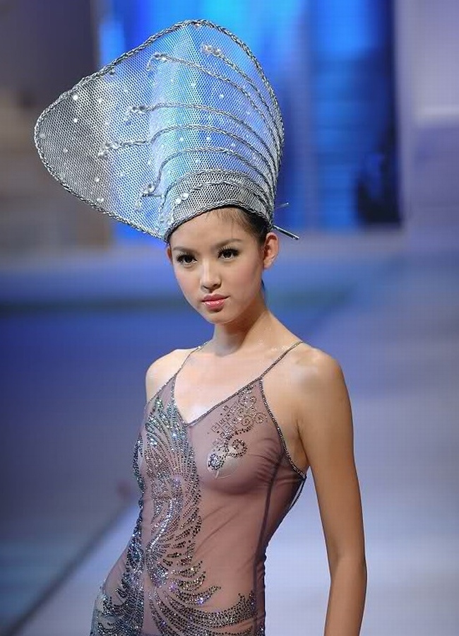 Trước khi đăng quang Hoa hậu Thế giới 2007, Trương Tử Lâm từng là người mẫu. Vốn sở hữu thân hình gợi cảm, cô rất đắt show nội y.