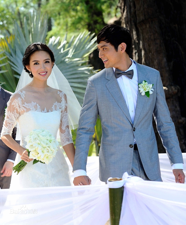 Hoa hậu có lễ cưới giản dị, ấm cúng cùng ông xã điển trai ở Thái Lan năm 2013. Đặc biệt, chồng Trương Tử Lâm không phải một đại gia mà chỉ làm chức quản lý ở công ty chứng khoán.