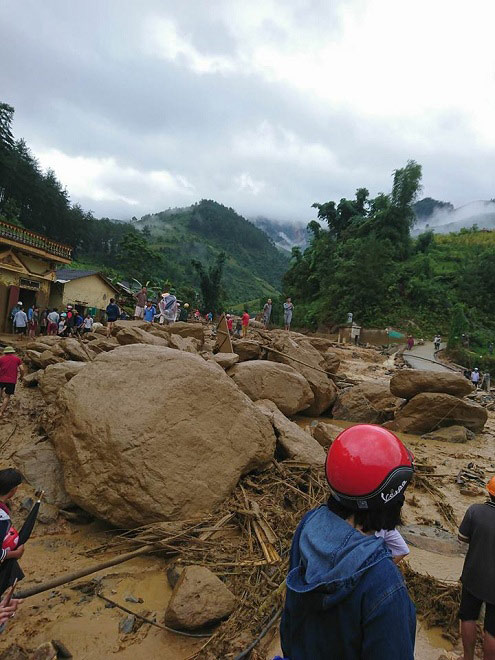 Kinh hoàng: Lũ quét trong đêm, 8 người mất tích, nhiều nhà bị cuốn trôi - 2