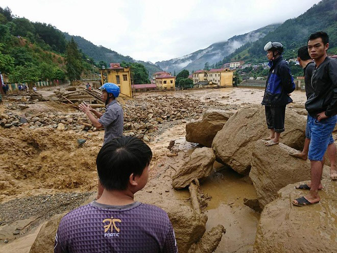 Kinh hoàng: Lũ quét trong đêm, 8 người mất tích, nhiều nhà bị cuốn trôi - 3