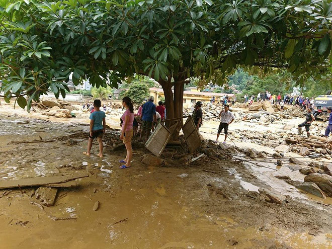 Kinh hoàng: Lũ quét trong đêm, 8 người mất tích, nhiều nhà bị cuốn trôi - 7