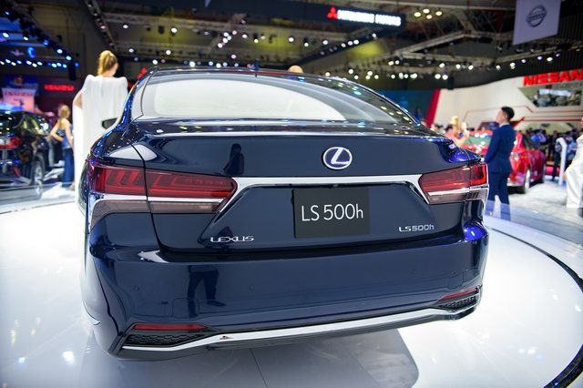 Chiêm ngưỡng vẻ đẹp Lexus LS 500h 2018 tại Việt Nam - 3