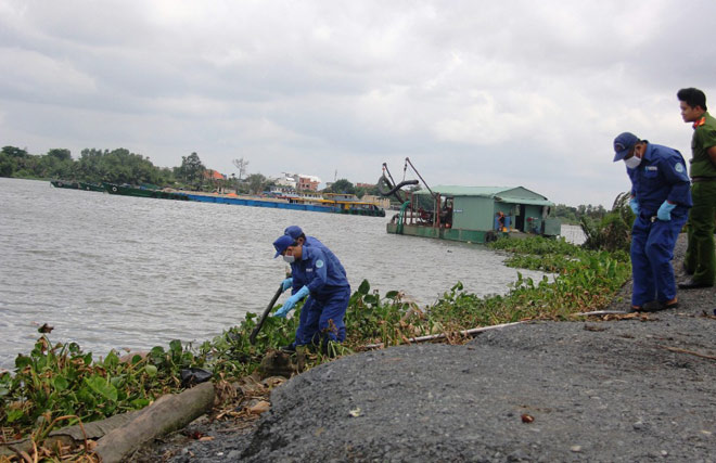 Xác người không mặc quần áo trôi trên sông Sài Gòn - 1