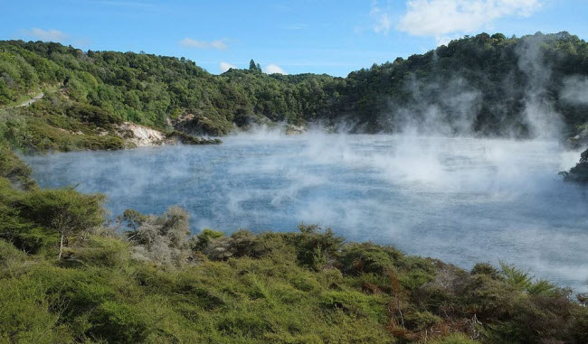 Bí ẩn hồ nước nóng như chảo chiên ở New Zealand - 1