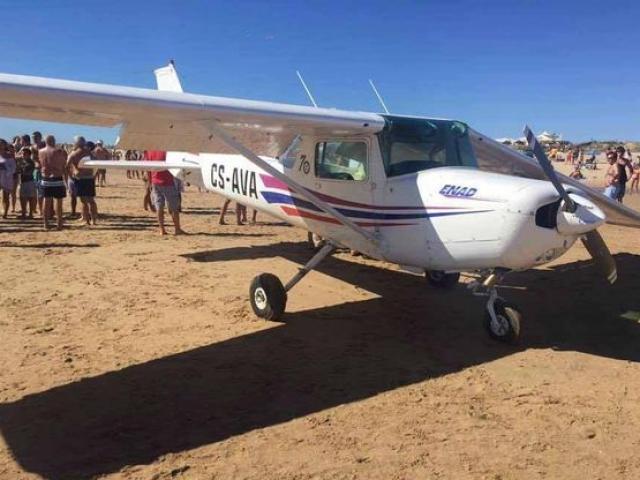 Máy bay đâm chết 2 người tắm nắng ở bãi biển Bồ Đào Nha