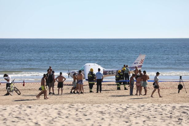 Máy bay đâm chết 2 người tắm nắng ở bãi biển Bồ Đào Nha - 1