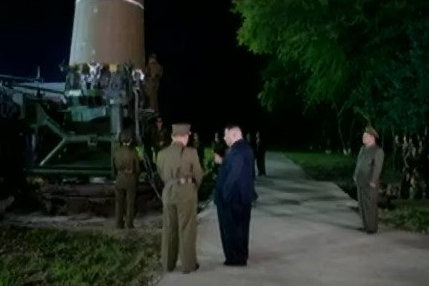 Cách Kim Jong-un đề phòng Mỹ ám sát khi thị sát tên lửa - 1