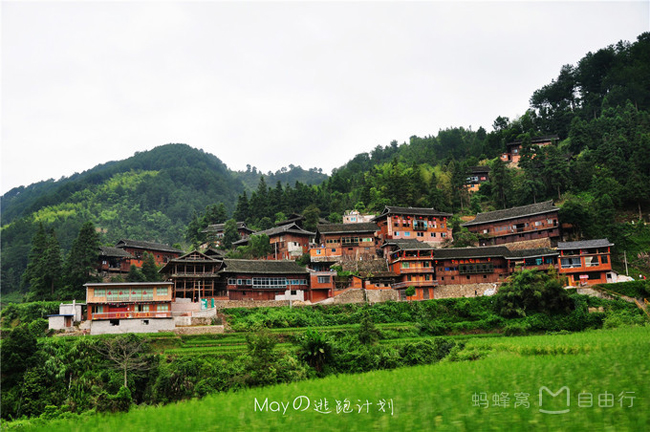 1.Trại Miêu Tây Giang: 

Trấn Tây Giang nằm ở thành phố Liên Sơn, khu tự trị Đông Nam, tỉnh Quý Châu, là một trong tám cổ trấn của tỉnh, được gọi là trại Miêu đầu tiên của Trung Quốc.