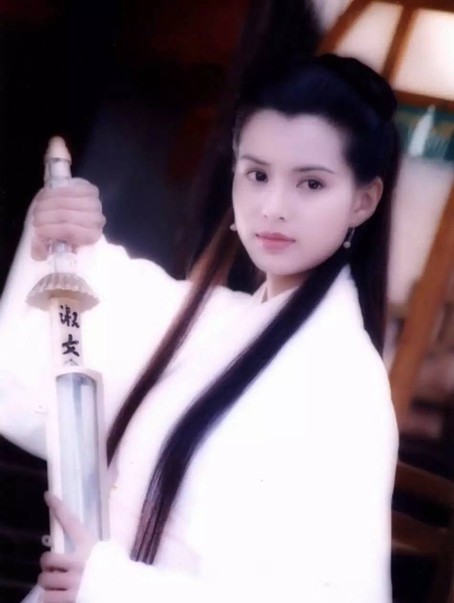 Lý Nhược Đồng được coi là nàng “Tiểu Long Nữ đẹp nhất màn ảnh” khi đảm nhận vai diễn này trong “Thần điêu đại hiệp” bản 1995.