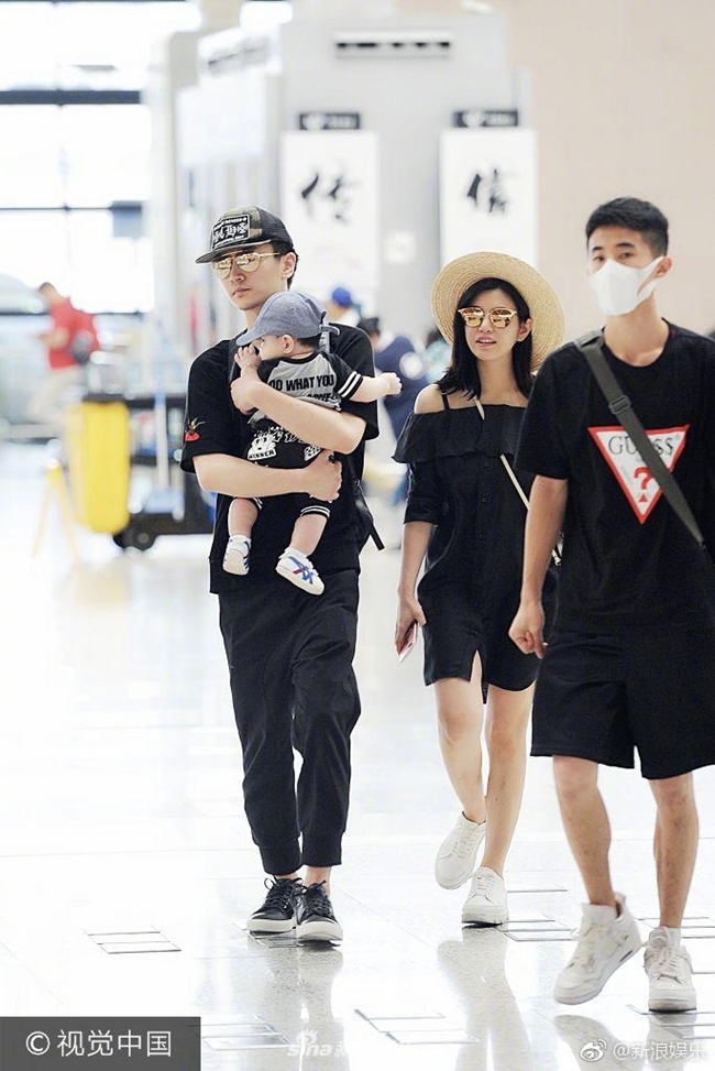 Cặp đôi "Song Trần" xuất hiện cùng con trai tại sân bay.