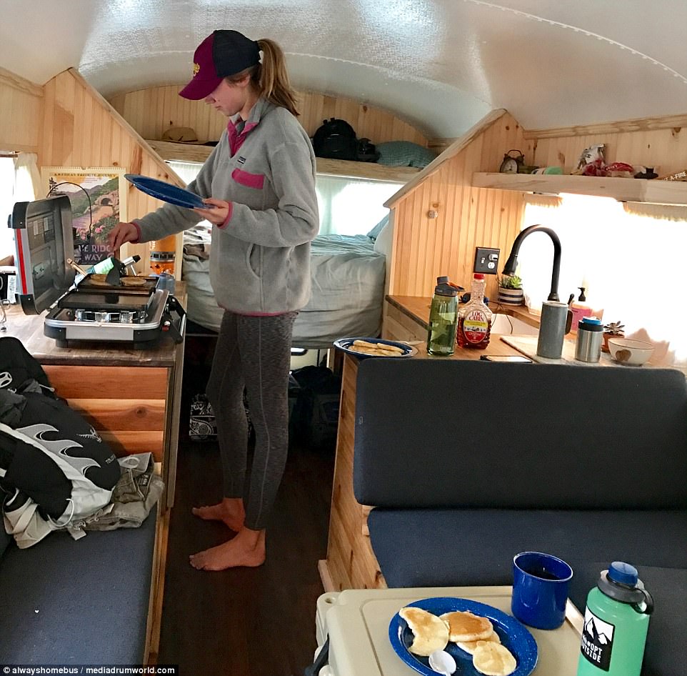 Bỏ 400 triệu sửa xe buýt thành nhà rồi đi du lịch khắp thế gian - 7