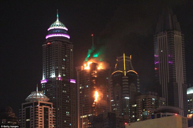 Tòa tháp cao thứ 5 thế giới ở Dubai cháy rực trong đêm - 1