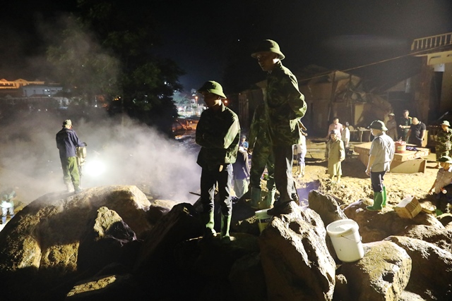 Xuyên đêm phá đá tìm kiếm 12 người mất tích ở Yên Bái - 1