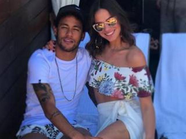 Neymar dẫn bạn gái siêu mẫu chào PSG, thành Paris phát cuồng