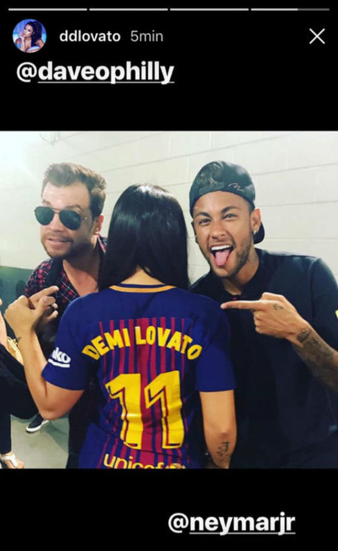 Neymar 6000 tỷ đồng: Mua 300 nghìn IPhone 7s, thuê Ronaldo 40 ngày - 6